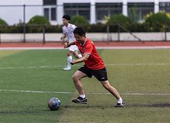 真情足球赛：球员们拼尽全力的搏击的简单介绍