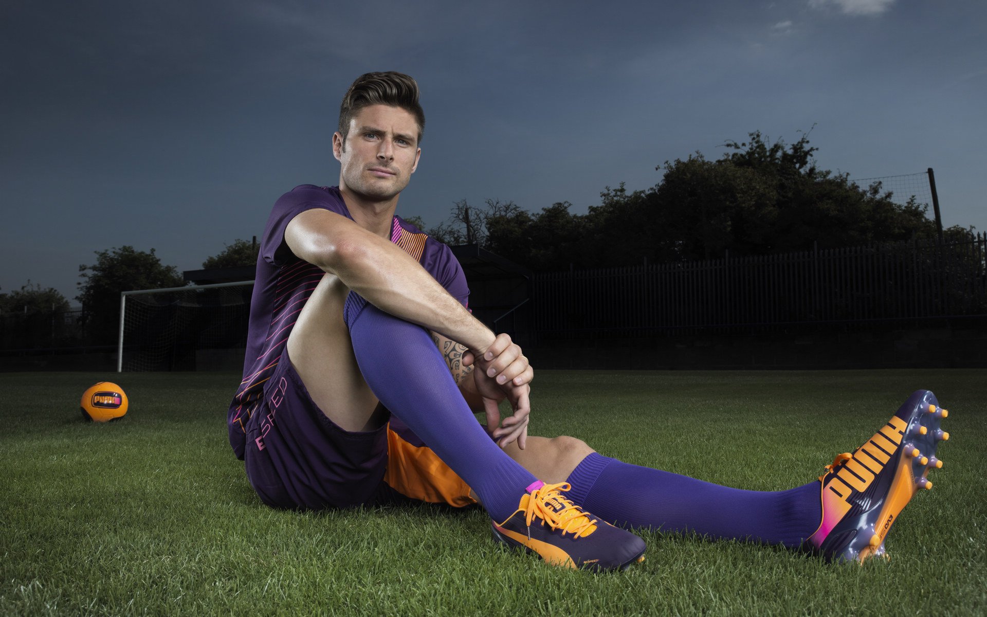 亚博体育-F1赛车赛场焦点！美国队对阵意大利队，激战正酣，豪门对决再度上演